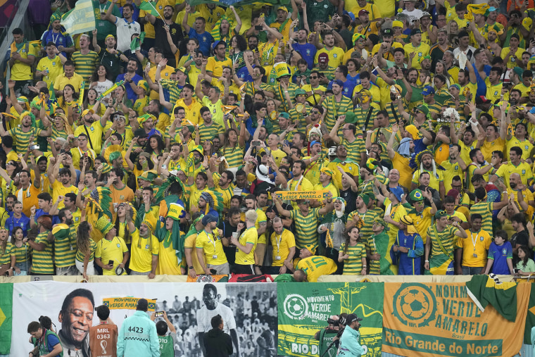 Aficionados de Brasil esperan el inicio del partido de fútbol de octavos de final.