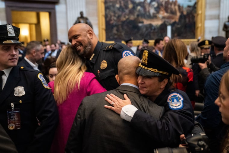 El policía del Capitolio Harry Dunn y la exoficial Aquilino Gonell saludan fueron conmemorados durante la ceremonia de entrega de medallas para honrar a los héroes que defendieron el Capitolio el 6 de enero. 