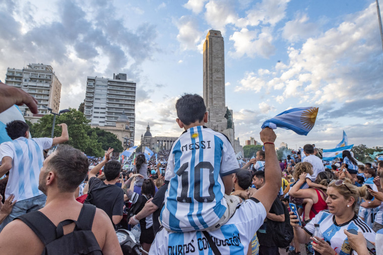 Un grupo de personas celebra la victoria de la selección nacional durante la transmisión del partido del Mundial de Catar 2022 entre Argentina y Croacia, el 13 de diciembre.