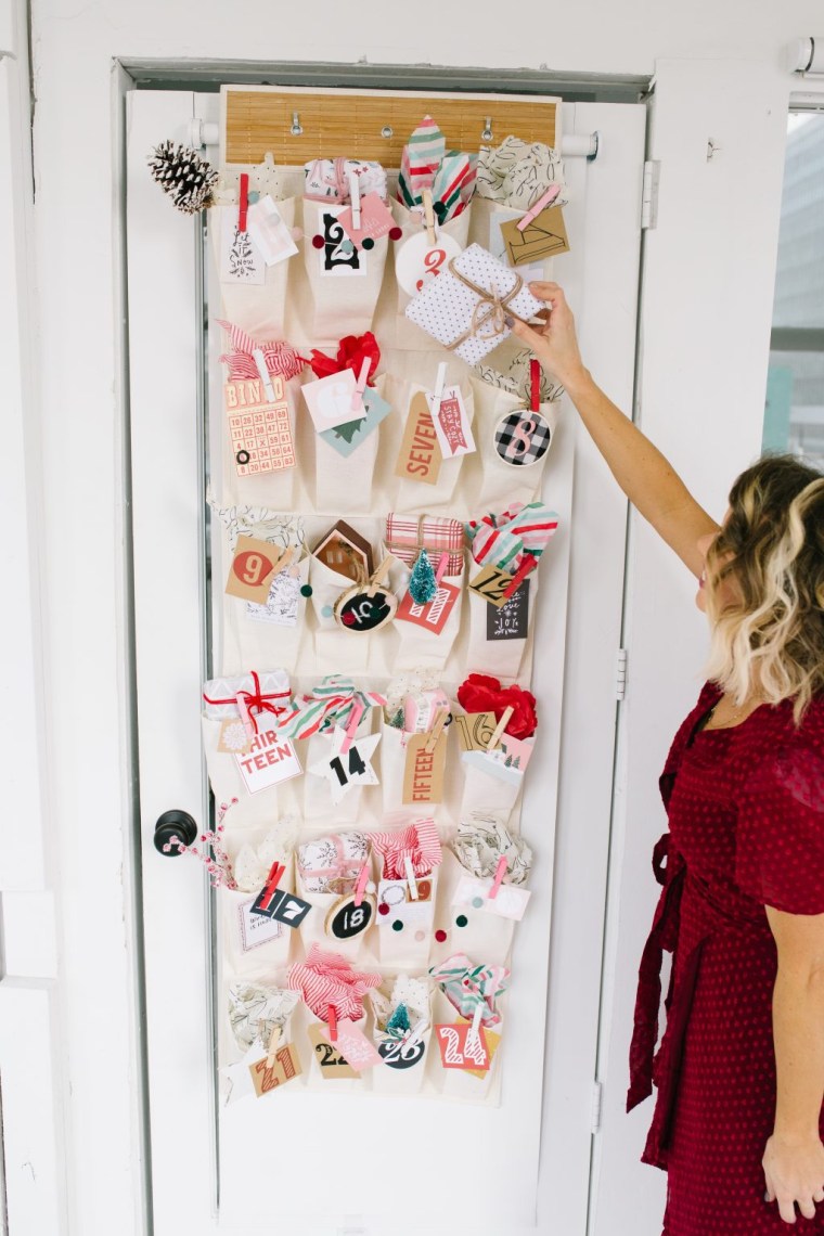 25 Christmas Door Decorations to DIY Decorating Christmas Door Ideas