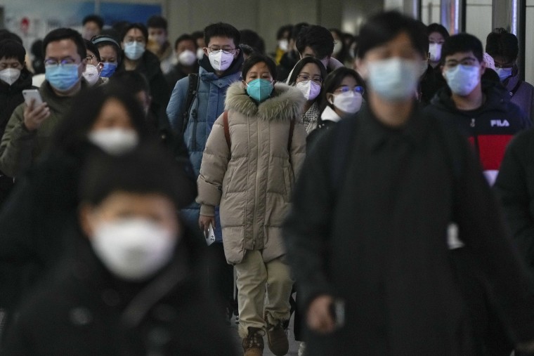 Viajeros caminan entre dos estaciones de metro durante la hora punta de la mañana en Beijing, el martes 20 de diciembre de 2022.