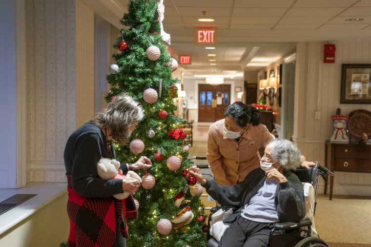 Tina Sandri, directora de Forest Hills, un centro de cuidados para las personas mayores, hablaba con unas residentes el 8 de diciembre de 2022, en Washington.