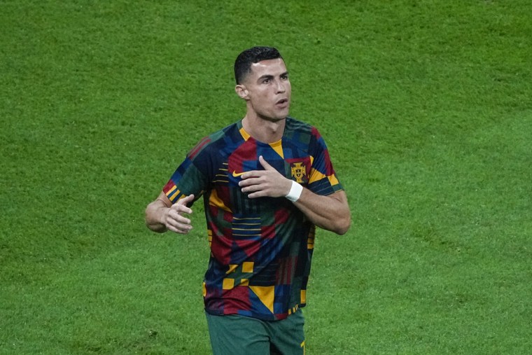 El delantero portugués Cristiano Ronaldo calienta previo al partido contra Suiza por los octavos de final del Mundial, el martes 6 de diciembre de 2022, en Lusail, Catar.