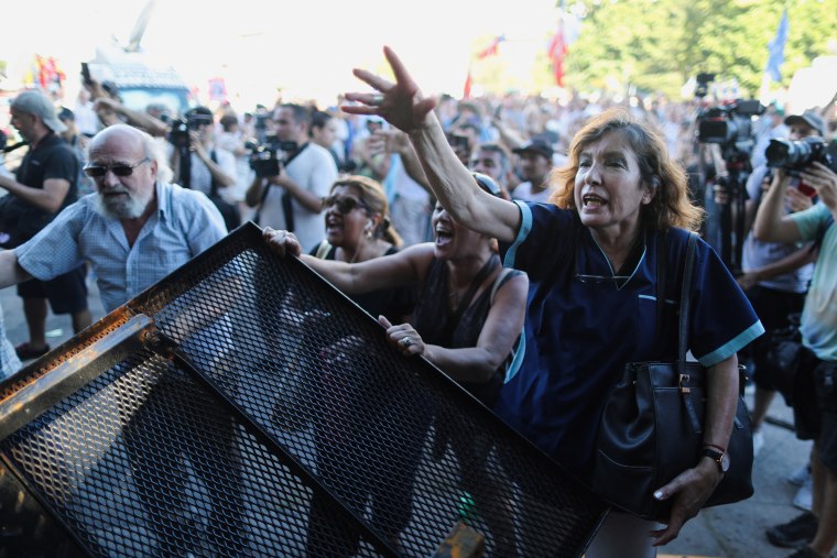 Manifestantes apoyan a la vicepresidenta argentina, Cristina Fernández, frente a los tribunales federales de Comodoro Py, en Buenos Aires, donde la mandataria fue declarada culpable en un caso de corrupción. 
