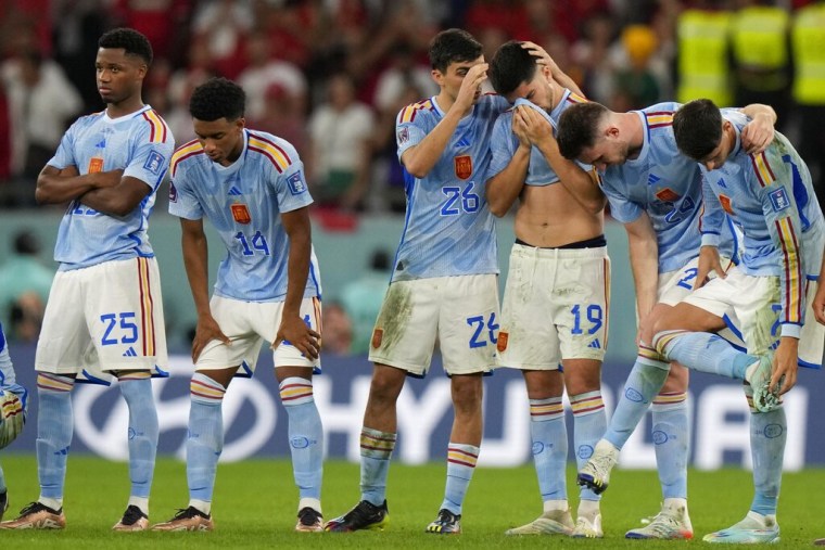 Los jugadores de España luego del último penalti que los dejó afuera del Mundial.