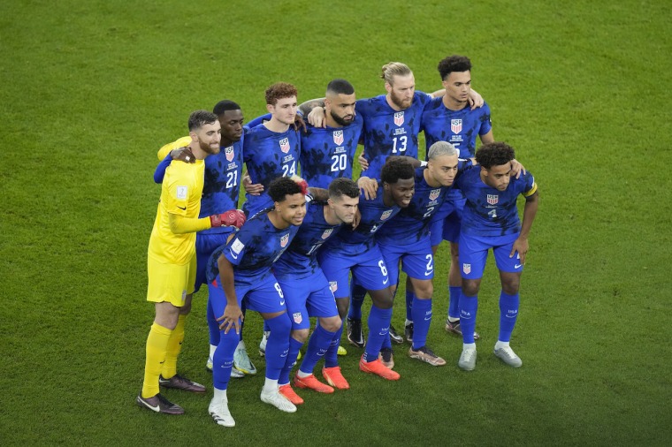 La selección de fútbol de Estados Unidos posa antes de su partido contra Irán, el 29 de noviembre, en el estadio Al Thumama de Doha, Catar.