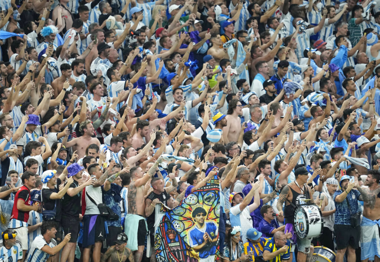 Aficionados argentinos celebran en Catar tras la tanda de penaltis.