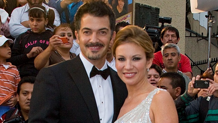 Fernando del Solar e Ingrid Coronado asisten a la presentación del programa de televisión Loteria Mexicana el 29 de julio de 2010 en la Ciudad de México.
