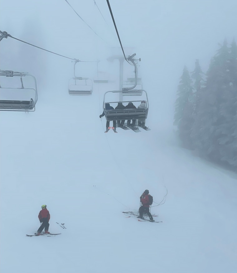 Stuck Chairlift Hundreds Rescued After 3 Hour Wait