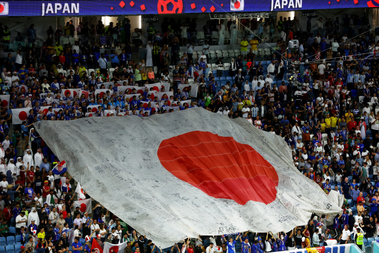Una bandera japonesa cubre parte de la tribuna en el estadio Al Janoub Stadium.