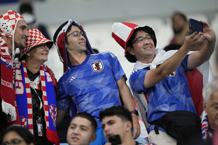 Aficionados de Japón y Croacia se toman una selfie mientras esperan el inicio del partido por los cuartos de final. 
