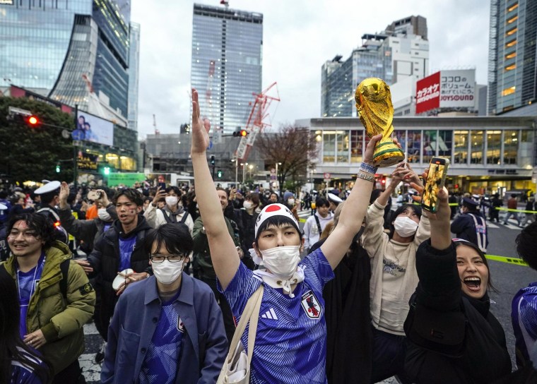 En Japón ya sueñan con sostener la Copa del Mundo en Catar 2022. Los aficionados en Tokio salieron a las calles a celebrar el pase a los octavos de final.