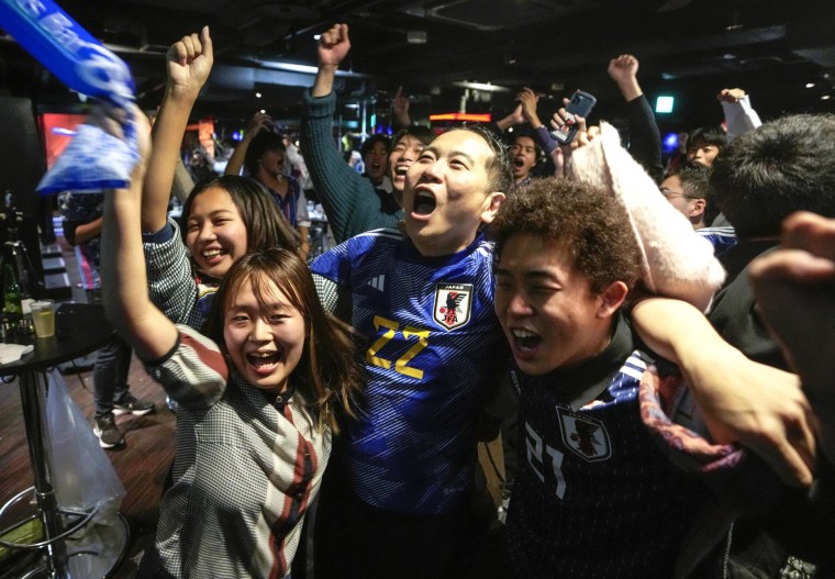 Aficionados japoneses celebraron el pase de su selección a la segunda ronda del Mundial de Catar, en un bar de Tokyo.
