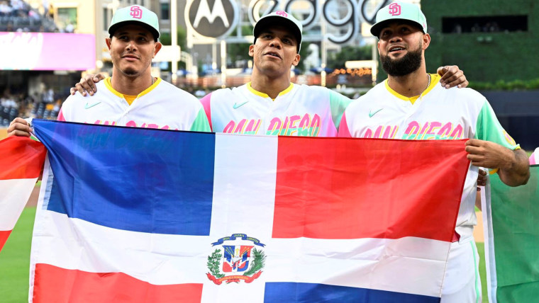 Los dominicanos Manny Machado, Juan Soto y Luis García, de los Padres de San Diego, en octubre de 2022