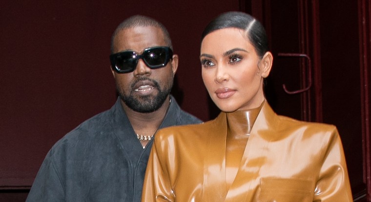 kim-kardashian-mantiene-cerca-a-kanye-west-tras-sus-esc-ndalos