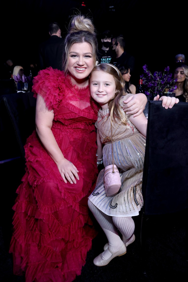 Kelly Clarkson and her daughter, River Rose Blackstock, posed for a photo during the show.
