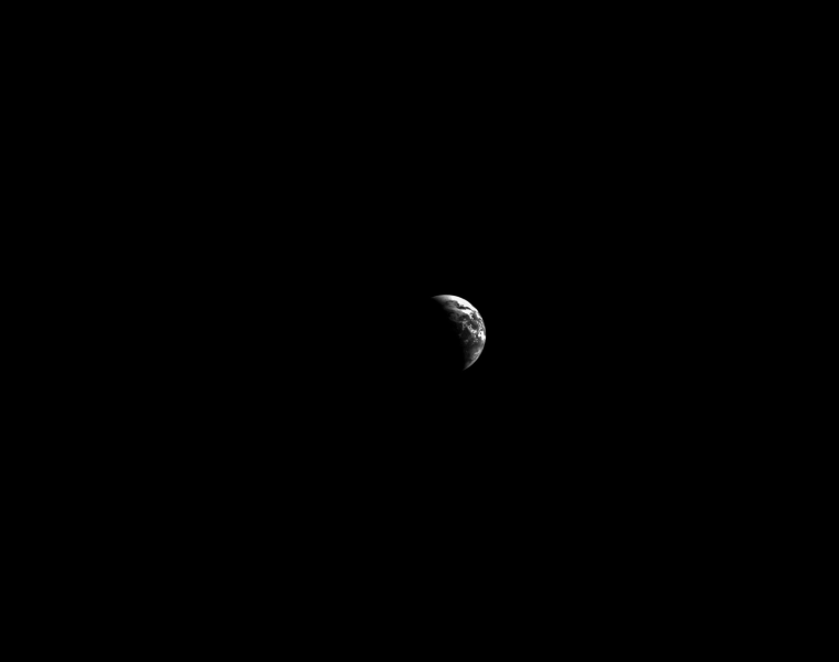 En el día de vuelo 17 de la misión Artemis I, la cámara de navegación óptica de Orion capturó esta imagen en blanco y negro de nuestra Tierra.