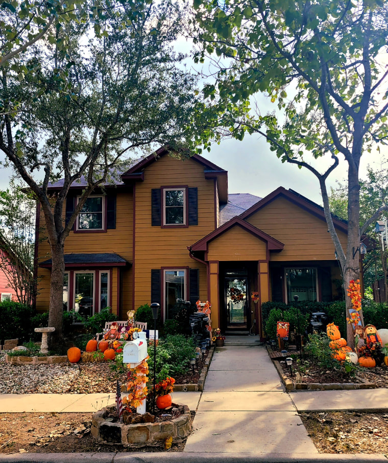 Texas Woman Decorates Home As A Gingerbread House For Christmas