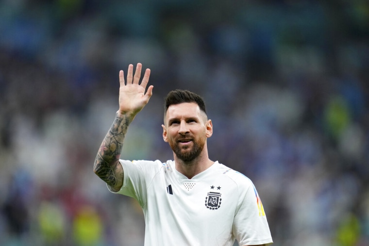 El delantero argentino Lionel Messi saluda previo a la semifinal del Mundial contra Croacia, el martes 13 de diciembre de 2022, en Lusail, Catar. 