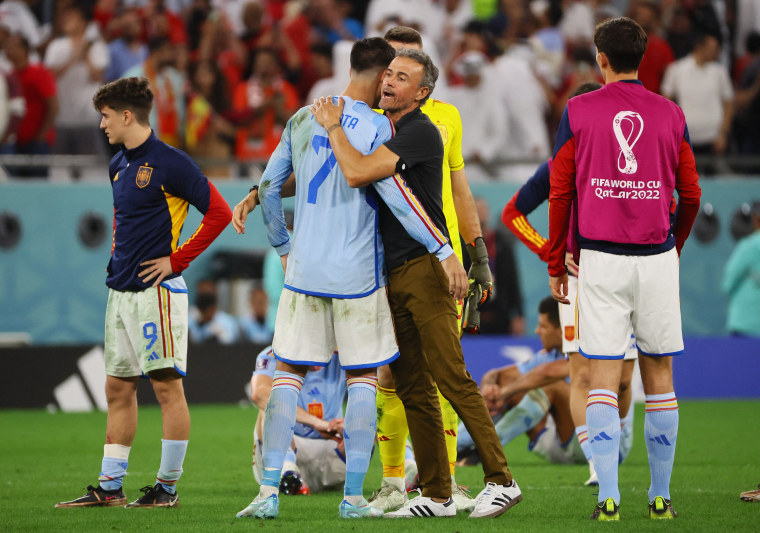 Luis Enrique abraza a Alvaro Morata al final del juego. 
