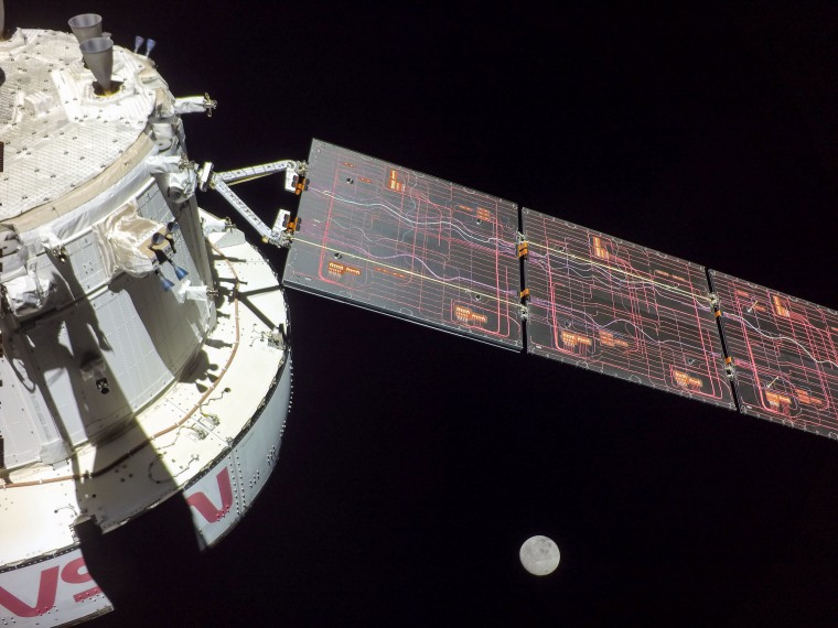 Una cámara montada en uno de los paneles solares de Orion tomó esta imagen de la Luna.