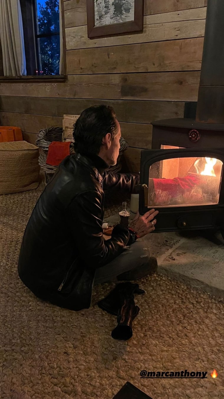 Marc Anthony frente a una chimenea en su cabaña en Inglaterra