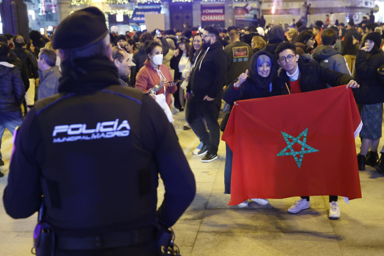 Aficionados marroquíes celebran en la madrileña Plaza del Sol, al término del partido de octavos de final del Mundial de Catar 2022.
