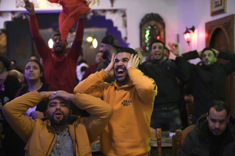 Aficionados marroquíes durante el partido de su selección contra Francia, el 14 de diciembre de 2022. 