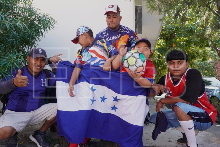 Un grupo de migrantes hondureños, el 12 de diciembre de 2022 en el municipio de Juchitán, Oaxaca.