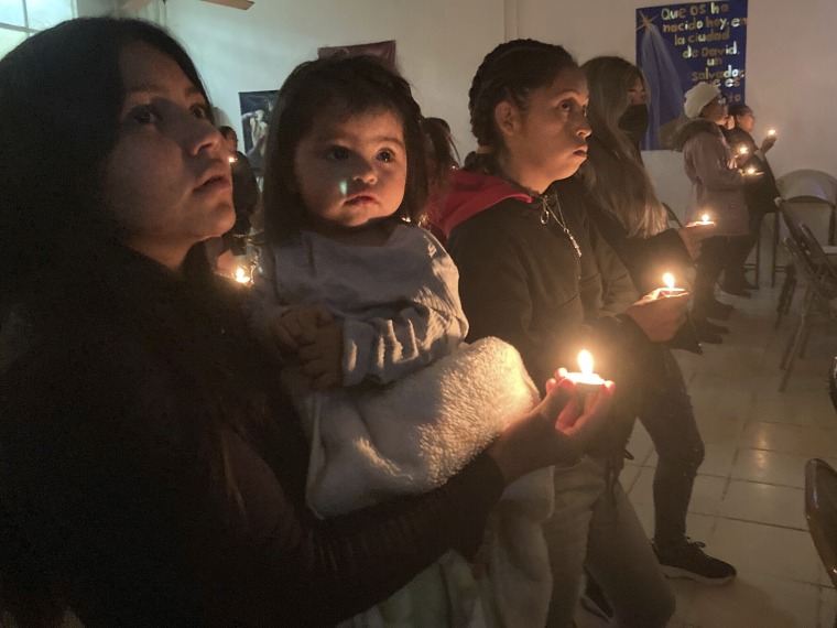 Un grupo de migrantes en la posada Buen Samaritano en Ciudad Juárez, México, el 22 de diciembre de 2022.