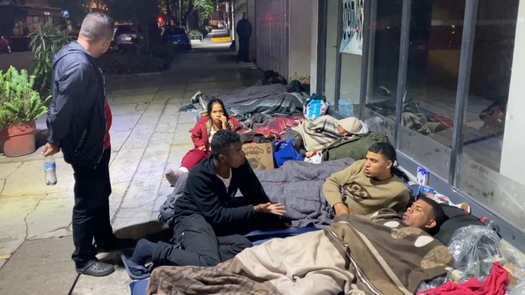 Personas migrantes venezolanas durmiendo en la acera frente a la embajada de Venezuela en Polanco, Ciudad de México, el 2 de diciembre de 2022.