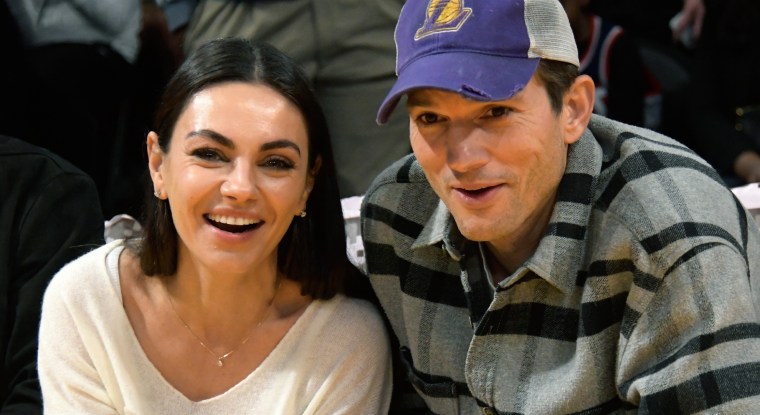 Mila Kunis y Ashton Kutcher en un partido de los Lakers