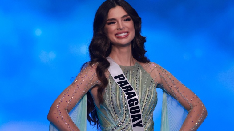 Miss Paraguay, Nadia Ferreira, posa con el vestido de noche durante el 70º concurso de belleza Miss Universo en la ciudad costera de Eilat, en el sur de Israel, en el Mar Rojo, el 13 de diciembre de 2021.
