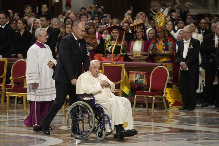 El papa Francisco llega a la Basílica de San Pedro en El Vaticano para presidir una misa en honor a nuestra señora de Guadalupe, el lunes 12 de diciembre de 2022.