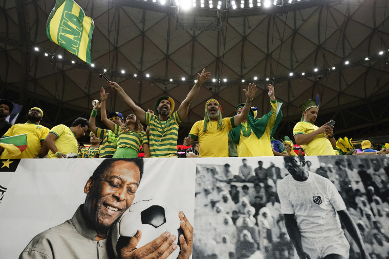 Aficionados brasileños exhiben pancartas con imágenes de Pelé, en apoyo al exjugador brasileño. 
