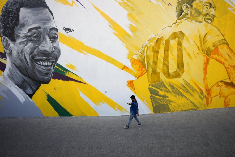 Un mural del astro brasileño Pelé en la fachada del Khalifa International Stadium en Doha, Catar, el 3 de diciembre de 2022. 