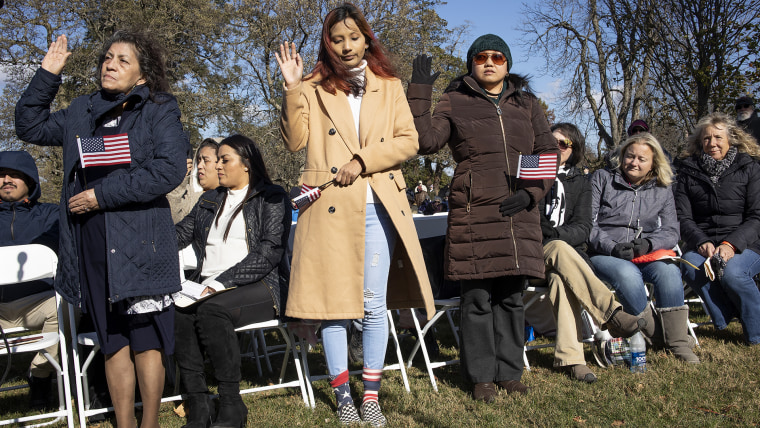 Nuevos ciudadanos estadounidenses asisten a una ceremonia de naturalización celebrada en el aniversario del discurso del presidente Abraham Lincoln en Gettysburg, el 19 de noviembre de 2022, en el Cementerio Nacional de Gettysburg, Pennsylvania