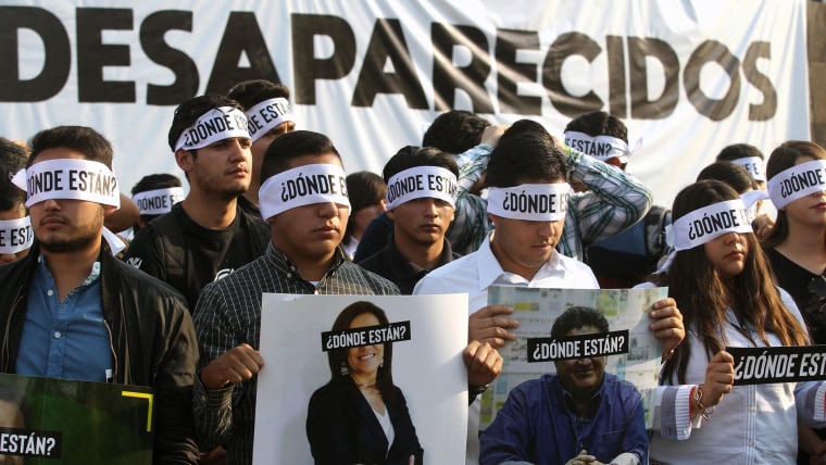 Un grupo de personas jóvenes protestan con los ojos tapados por vendas que dicen "¿Dónde están?". Son familiares y amistades de personas que estaban desaparecidas en Guadalajara, México, en 2018