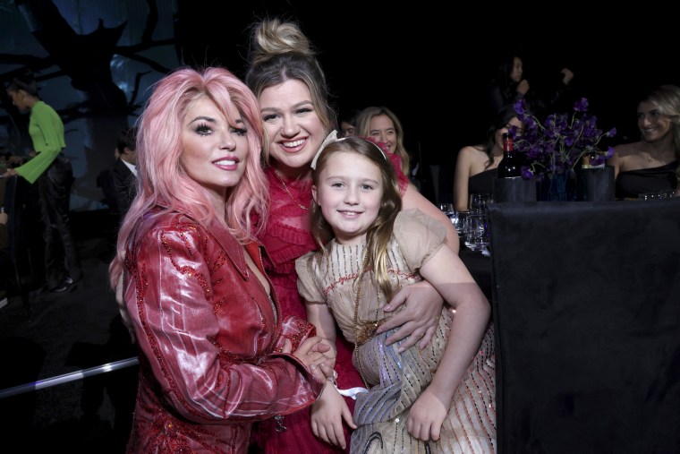 The mother-daughter duo also snapped a photo with Shania Twain at the awards show.