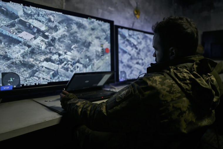 Un soldado ucraniano observa la señal de un dron desde un centro de mando subterráneo en Bakhmut, región de Donetsk, Ucrania, el domingo 25 de diciembre de 2022.