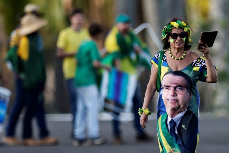 Una seguidora del presidente de Brasil, Jair Bolsonaro, viste un traje con una imagen de Bolsonaro, frente al Palacio Alvorada en Brasilia, Brasil, 22 de diciembre de 2022.