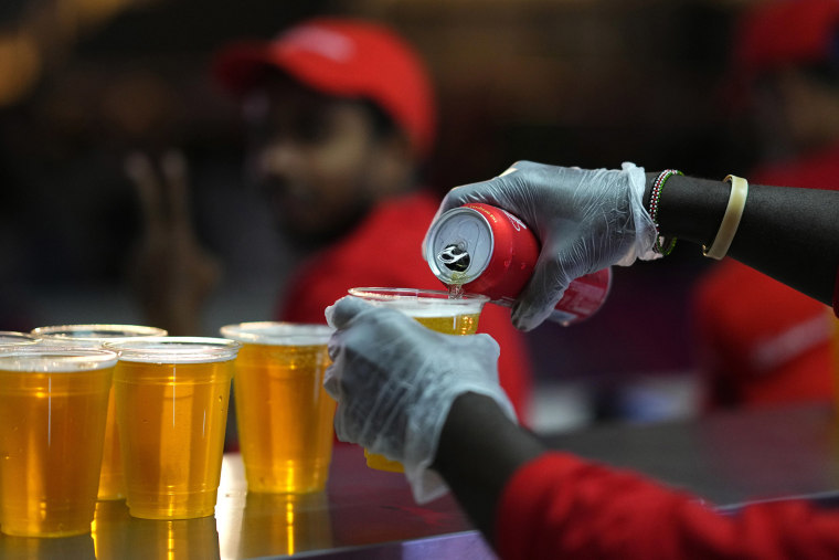 Un miembro del personal sirve una cerveza en una zona de fanáticos antes de la Copa Mundial de la FIFA, en Doha, Qatar, el sábado 19 de noviembre de 2022.