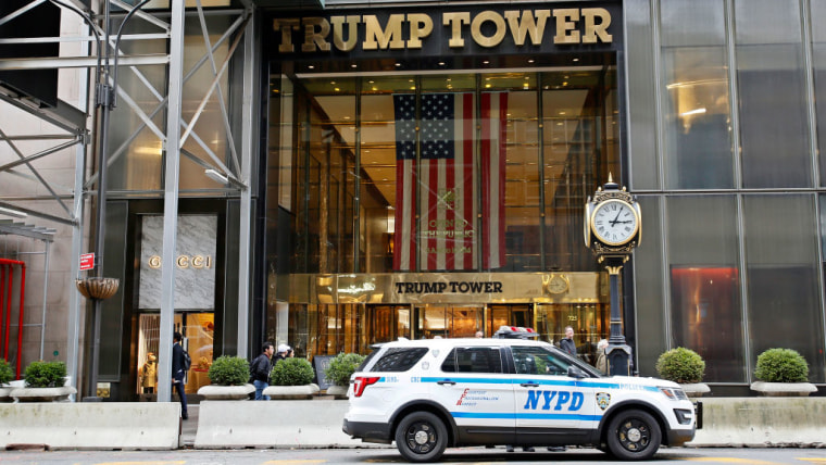 Un auto de la Policía de Nueva York espera en la Torre Trump el 24 de octubre de 2022.