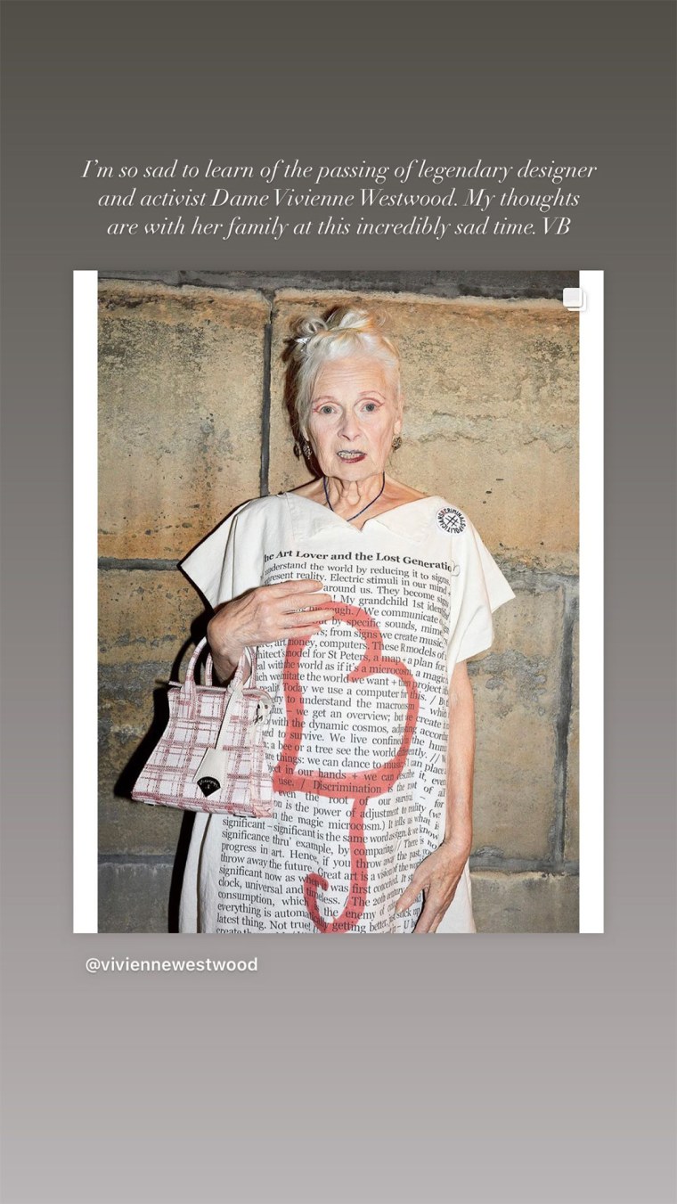 Victoria Beckham lamenta la muerte de Vivianne Westwood, revolucionaria diseñadora inglesa y activista.