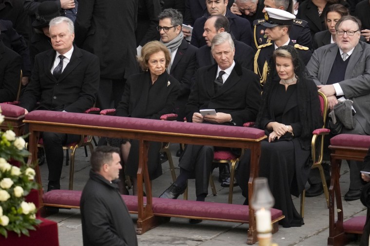 Imagen: El funeral del Papa Emérito Benedicto XVI tiene lugar en la Basílica de San Pedro
