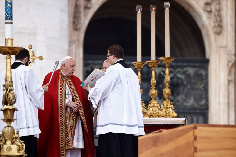 Miles Despiden A Benedicto XVI En Misa Oficiada Por Francisco