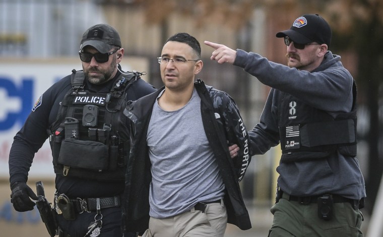 Solomon Pena, centro, candidato republicano al Distrito 14 de la Cámara de Representantes de Nuevo México, es arrestado por agentes de policía de Albuquerque, el lunes 16 de enero de 2023, en el suroeste de Albuquerque, NM