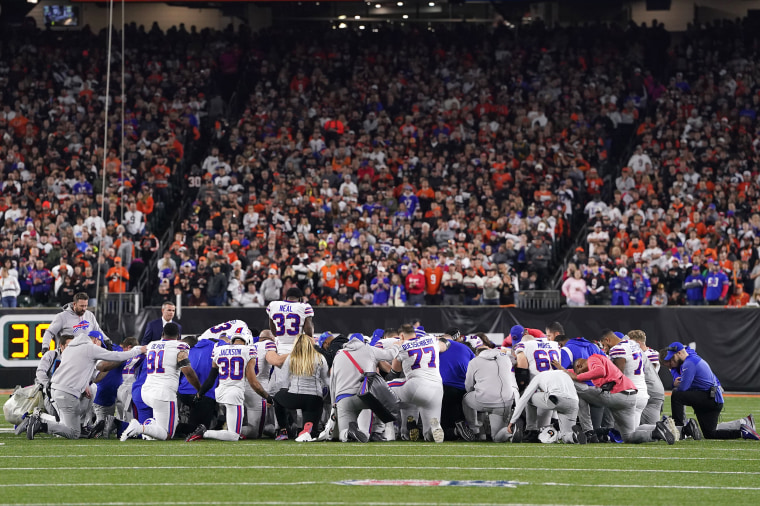 Los jugadores de los Buffalo Bills se reúnen y oran después de que su compañera de equipo Damar Hamlin #3 colapsara en el campo después de hacer una entrada contra los Cincinnati Bengals en el primer cuarto en el Paycor Stadium el 2 de enero de 2023 en Cincinnati, Ohio.