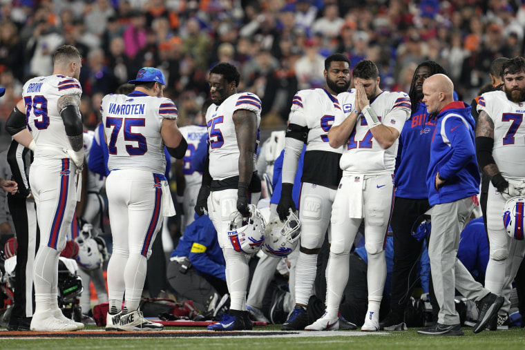 Buffalo Bills Josh Allen (17) pauzeert terwijl hij Damar Hamlin controleert tijdens de eerste helft van een NFL-voetbalwedstrijd tegen de Cincinnati Bengals, maandag 2 januari 2023, in Cincinnati.