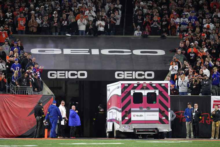 Los fanáticos observan cómo la ambulancia se marcha con Damar Hamlin # 3 de los Buffalo Bills después de colapsar después de hacer una entrada contra los Cincinnati Bengals durante el primer cuarto en el Paycor Stadium el 2 de enero de 2023 en Cincinnati, Ohio.